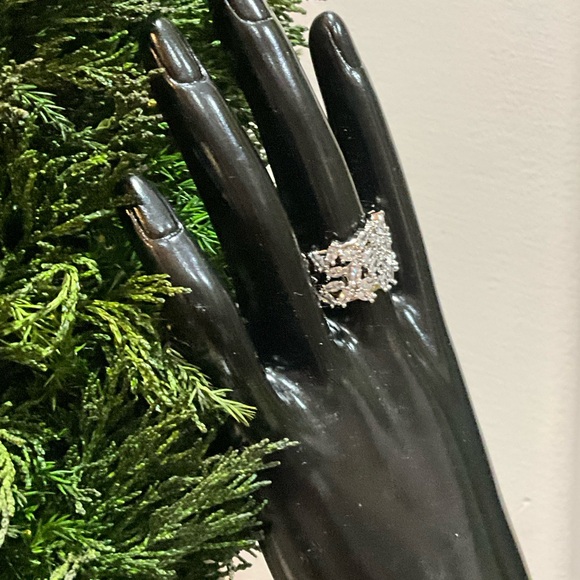 Elegant Silver Statement Ring - Picture 2 of 11